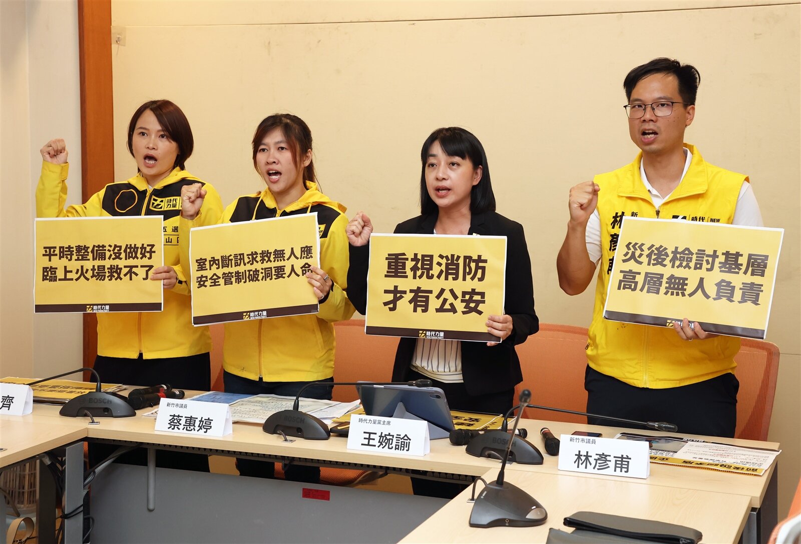 竹市「晴空匯」火警，造成2名消防員殉職。時代力量昨天在立法院舉行記者會，砲轟新竹市政府避重就輕、推卸責任。記者胡經周／攝影 