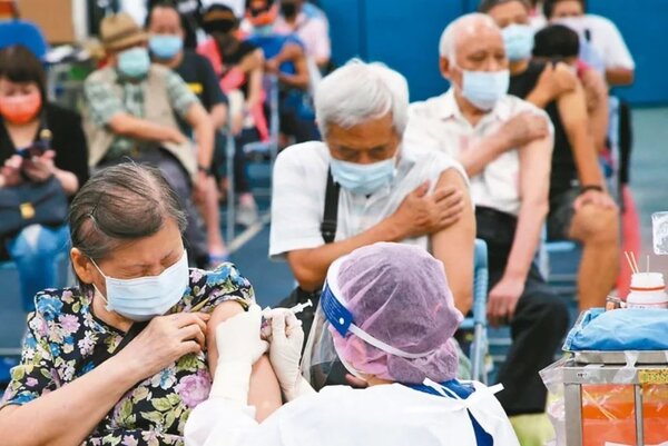 黃高彬表示，國際間新型的新冠病毒變異株LB.1傳染快速，迅速追上KP.2的佔比，相當強勢，台灣目前還有時間因應，強烈60歲以上的民眾「強烈建議戴上口罩」。聯合報資料照片