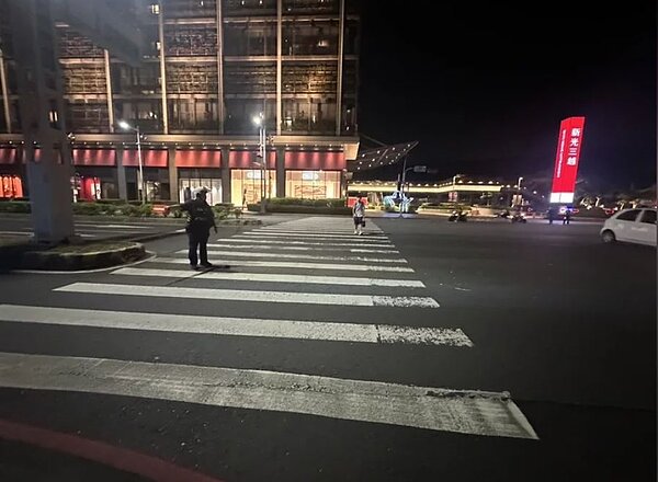 高雄市左營區高鐵路與重愛路口(圖)、文府路與重愛路口,今晚7時40分許突然停電,警方派人到場疏導交通。記者王勇超/翻攝