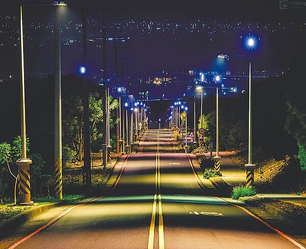 大肚「藍色公路」明年4月將延長至向上路，以270顆藍寶石打造5.6公里的藍色浪漫。圖／台中市觀旅局提供