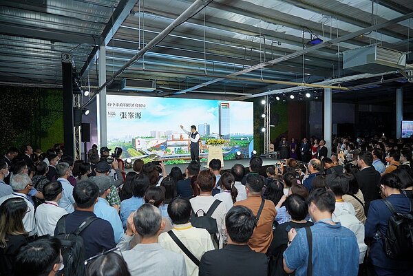 經發局長張峯源祝賀業者招商順利。圖／經濟發展局提供