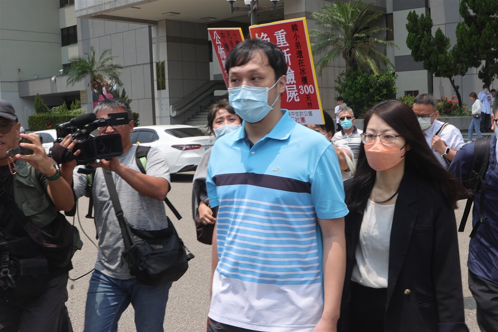 五億賴姓高中生案夏姓男子(右二)涉犯偽造文書罪,台中地院今一審判處1年6月,認定假結婚。圖/聯合報系資料照片