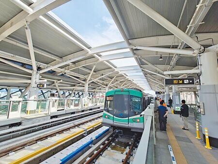 高雄捷運岡山車站6月30日起通車試營運。(任義宇攝)