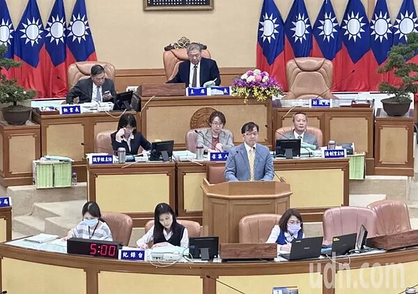 新北市淡水區第一公園化公墓附設納骨塔因使用超過30年,老舊且有公安疑慮,2005年鑑定須拆除重建,新北市府民政局送交相關報廢拆除案到議會審議。記者張曼蘋/攝影