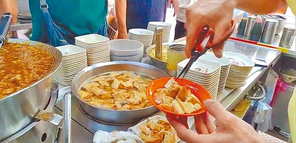 有網友在臉書社團「爆料公社」貼文,指家人到基隆廟口點了油豆腐,豆腐內竟然有1隻大蟑螂。(摘自爆料公社臉書/徐佑昇基隆傳真)