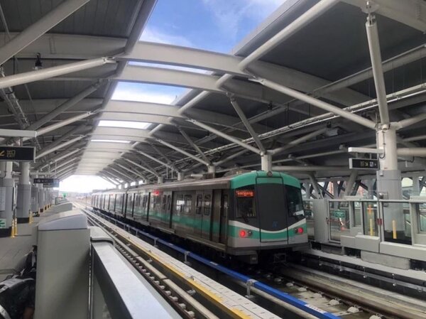 高雄捷運RK1岡山車站30日正式啟用，30日中午12時正式試營運開放民眾搭乘。圖／高雄市捷運局提供