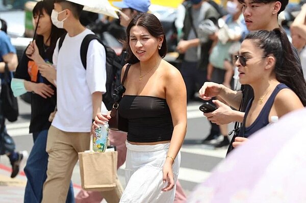 各地天氣高溫炎熱,中央氣象署持續發布高溫資訊。圖/聯合報資料照