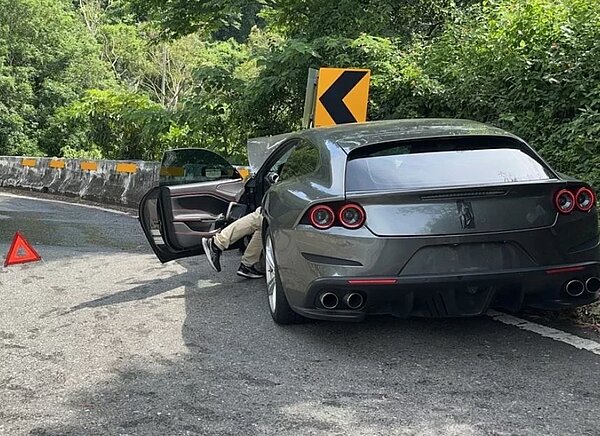 法拉利旗艦超跑在台21線過彎時撞上護欄，車上駕駛乘客僅受輕傷，但車頭嚴重毀損，維修費估計至少600萬元。圖／民眾提供