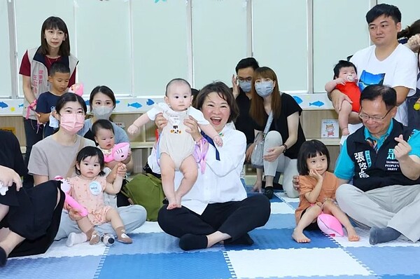 嘉市府上午舉行第5座公共托育設施,位在精忠新城的精忠公共托嬰中心揭牌,7月1日起收托。圖/嘉市府提供