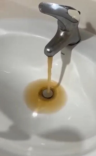 網友上網爆料,指稱6月27日入住澎湖救國團青年旅社,但水龍頭出來的水卻呈現黃濁色。圖/翻攝自爆料公社二社