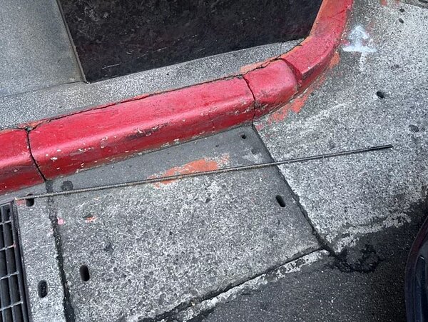 40歲黃男騎車行經林森北路一處工地,突遭長約1公尺的鋼筋砸中,左手臂撕裂傷,所幸無生命危險。記者李隆揆/翻攝