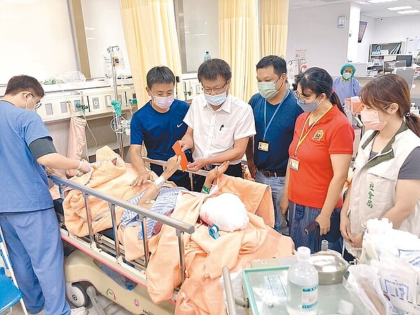 台南市學甲區三慶裡陳姓老翁28日遭遊蕩犬咬傷,台南市動保處當晚派員前往醫院慰問。 (台南市動保處提供/程炳璋台南傳真)