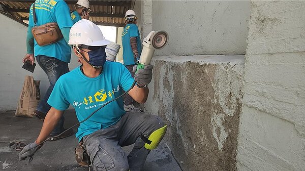 為了讓阿榮可以安穩地生活,衡山基金會動員30位志工,再次前往阿江嬤家中進行修繕。(衡山基金會提供/林雅惠高雄傳真)