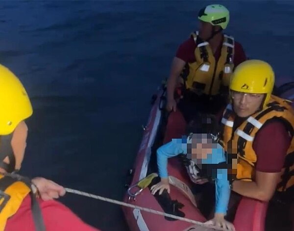 桃園市竹圍漁港外港29日傳出有1家3口因在海邊戲水,不慎被海流拉出外海,無法自行游上岸,桃園市消防局獲報,派遣船艇搶救,當時3人離海岸約80米,消防局快速下船艇將3人救回,所幸3人並無大礙,也未送醫。圖/翻攝照片