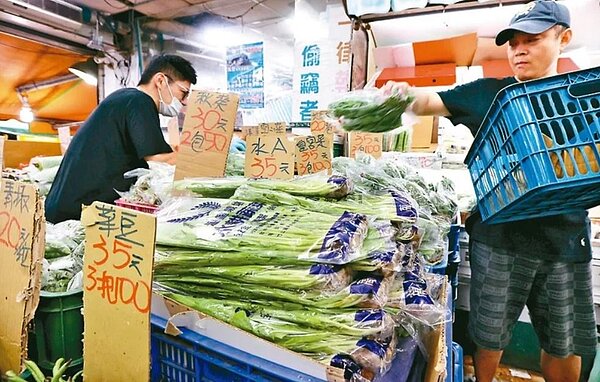 主計總處表示,受到國人消費型態轉變影響,近五年不僅攤販數、攤販從業人員驟減,連帶平均每攤營業額及利潤也都呈現減少。(聯合報系資料庫)