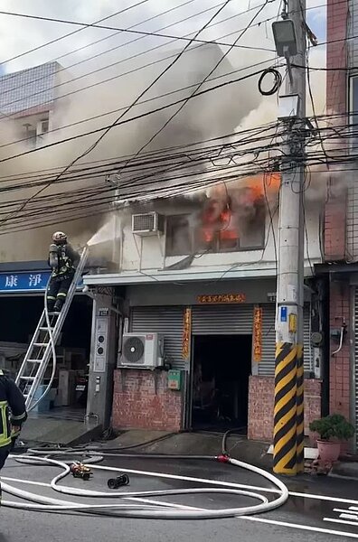 台中市烏日區五光路一戶民宅傳火警，消防隊控制火勢後，在一樓發現一具焦屍。記者趙容萱／翻攝