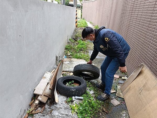 為防範登革熱疫情延燒,桃園市衛生局祭出獎金制度。(桃園市環保局提供)