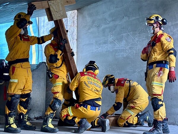 新竹市消防局現行編制員額380人,但因人力不足、同仁工作時間長,持續爭取擴編,預計2031年前逐年補充至496人。(新竹市消防局提供/王惠慧新竹傳真)