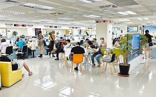 淡水區是新北市人口成長最快的行政區,導致戶政事務所的業務量增加。民眾抱怨待辦人數常達20至30人,最久曾等2.5小時,引起不滿。(民眾提供/張鎧乙新北傳真)