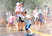 好熱！　高溫上看38度　吳德榮：午後大雷雨　注意雷擊豪雨威脅