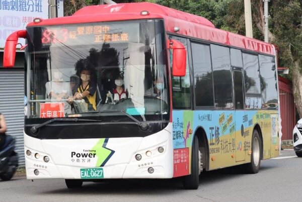 放暑假了，中市交通局表示，跳蛙公車7月1日起暫停行駛，9月開學後恢復。圖／台中市交通局提供