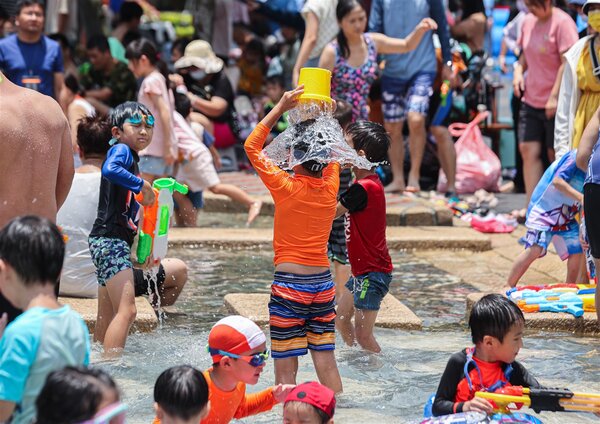 高溫炎熱，不少民眾前往自來水博物館戲水降溫。記者曾原信／攝影 