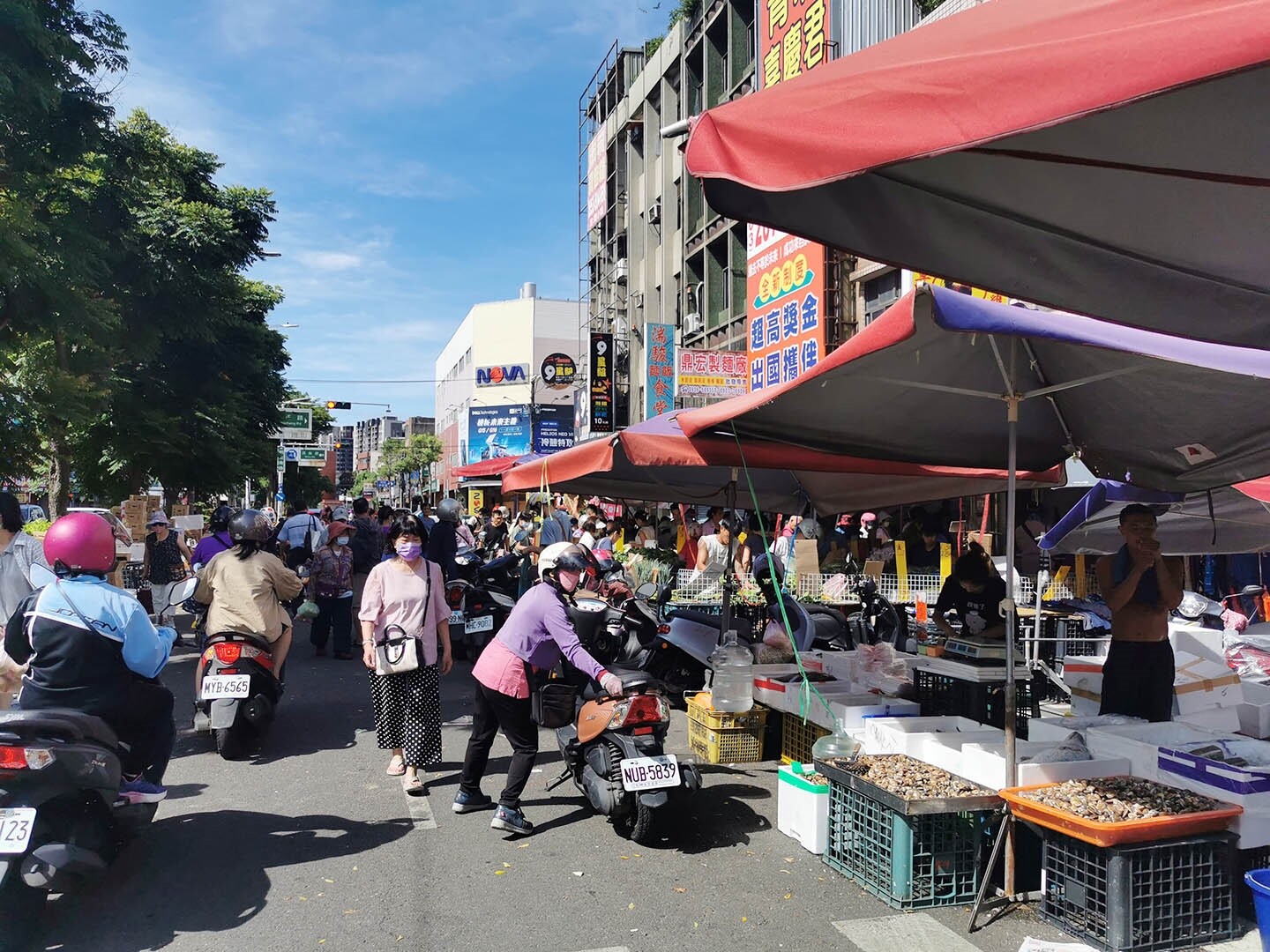 市政府整頓新明市場，8月初率先整頓明德路周邊交通亂象及攤販，還路行人、車輛。記者曾增勳／攝影 