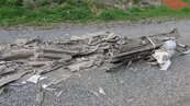 3噸有害廢棄物石棉瓦入侵大安溪畔　苗栗研擬2措施嚇阻