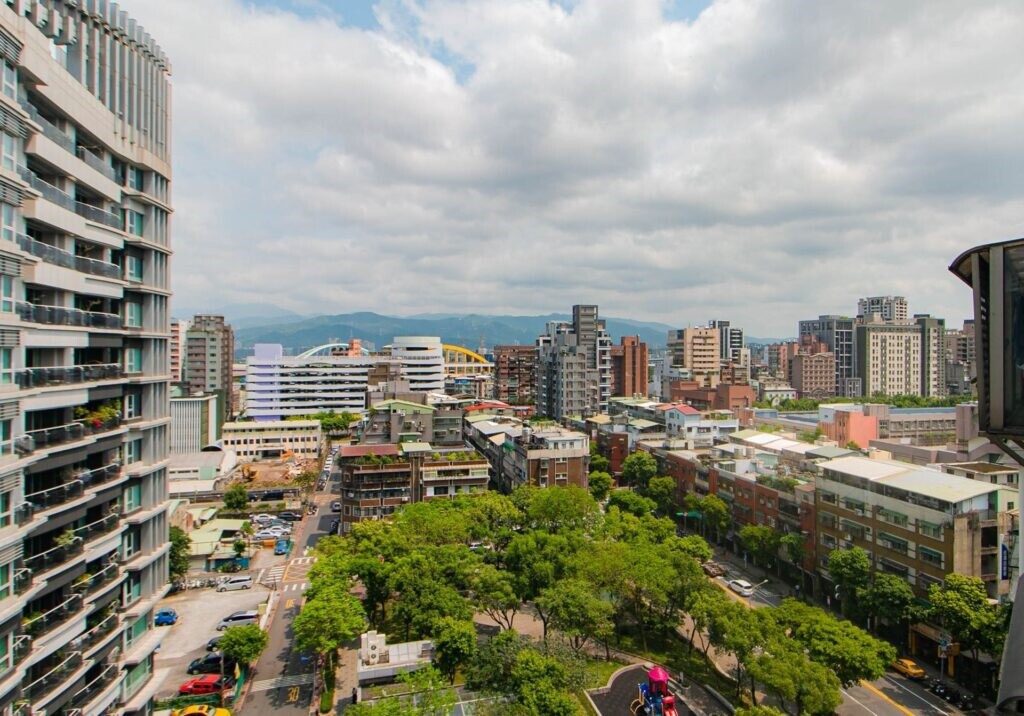 房屋滲漏水可能會留下水痕、水漬，若真因雨不便外出，也能在日後一兩天內再去看屋