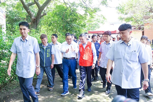 侯友宜29日與卓榮泰前往三峽區視察永續提升人行安全計畫改善成果。圖/新北市交通局提供