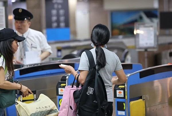台鐵7月1日起全面開通悠遊付App「嗶乘車」服務,使用Android版本6.0 (含)以上手機的旅客不用拿錢包,透過悠遊付App就能用手機就能「嗶」進站。聯合報資料照片