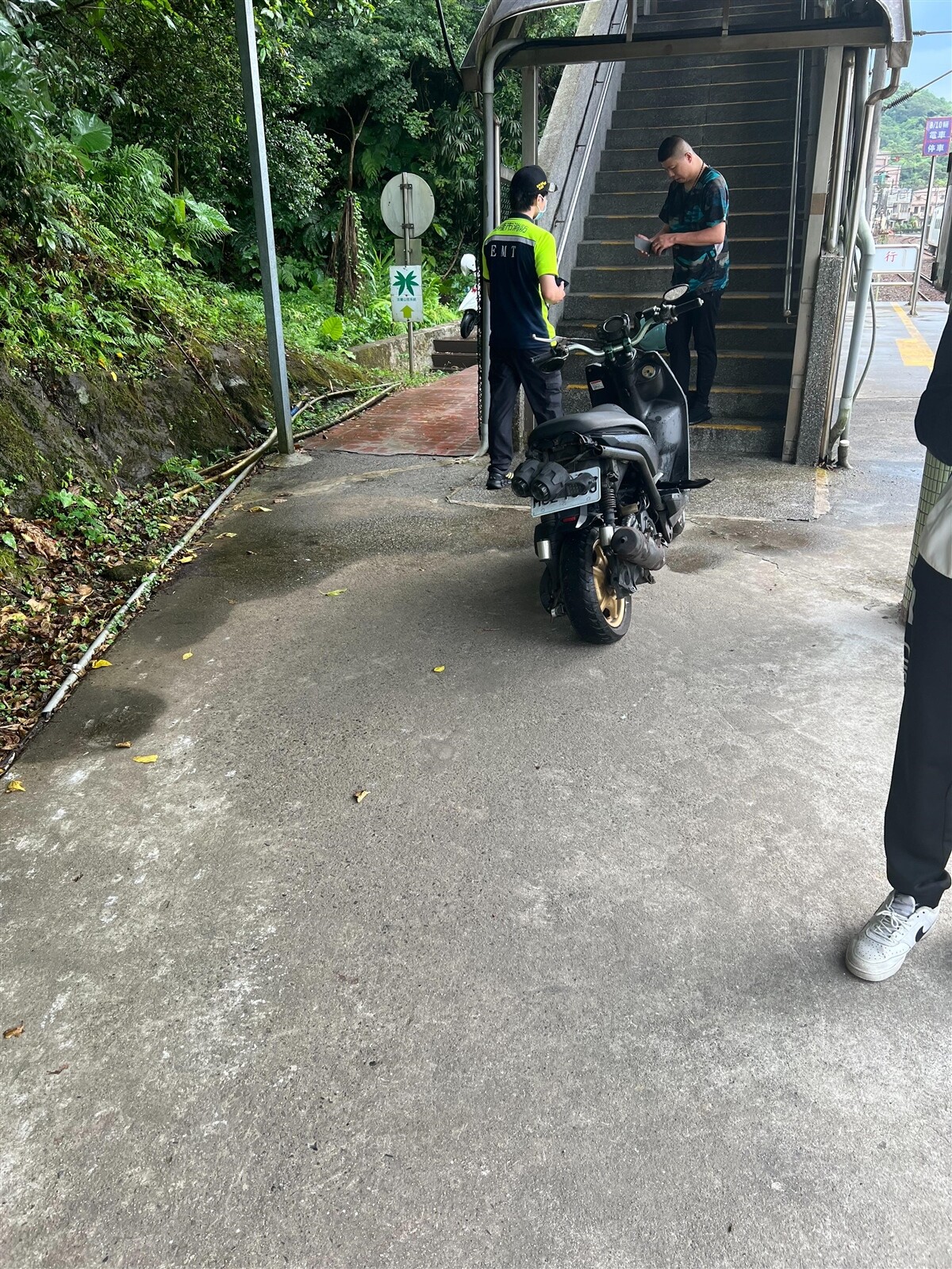 台鐵暖暖車站傳有民眾遭到火車撞擊，機車被拉上月台。記者范凌嘉／攝影 