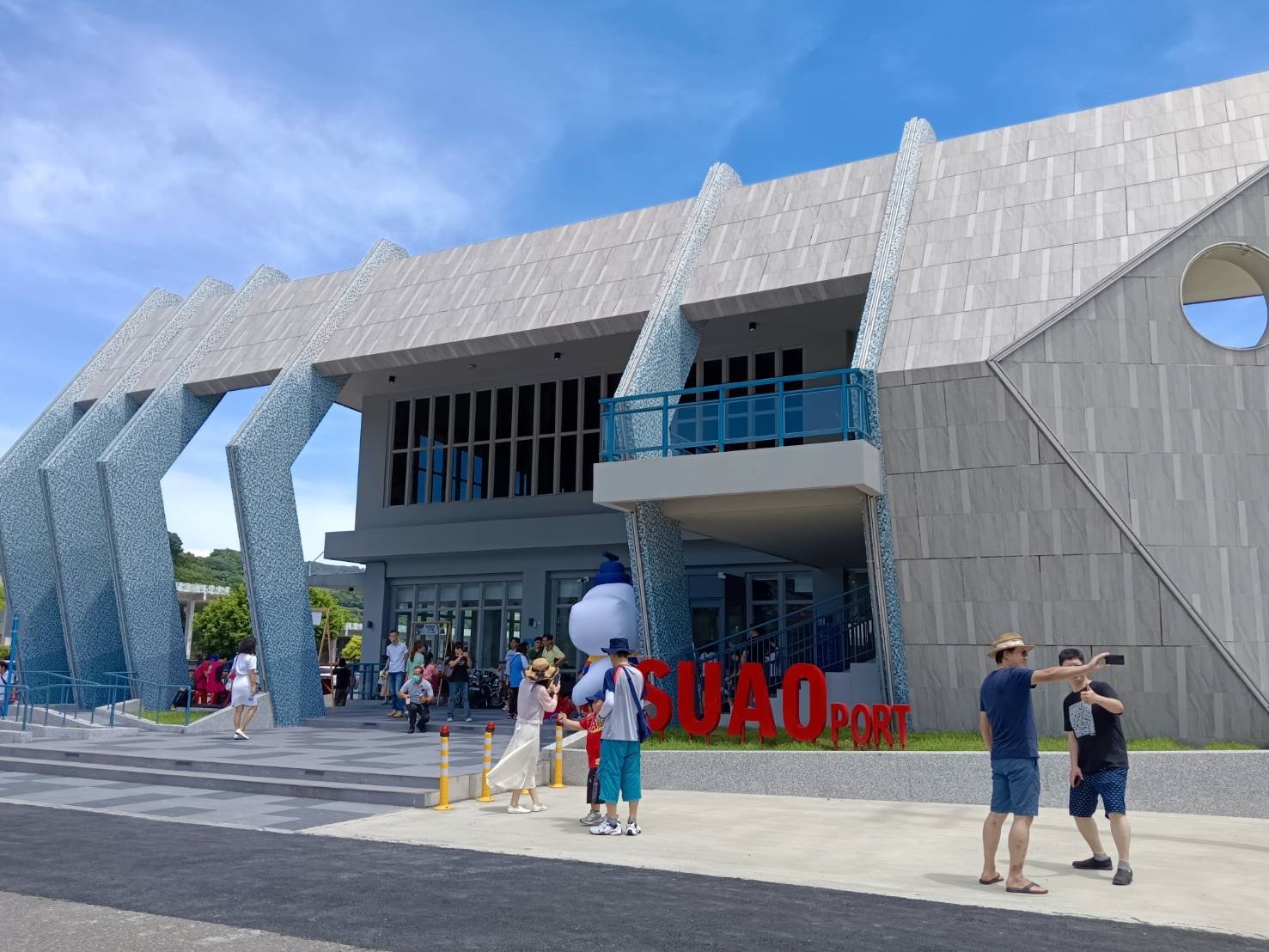 蘇澳港新建旅運中心建築外觀，仿照當地的「鯖魚」特產意象。記者戴永華／攝影 