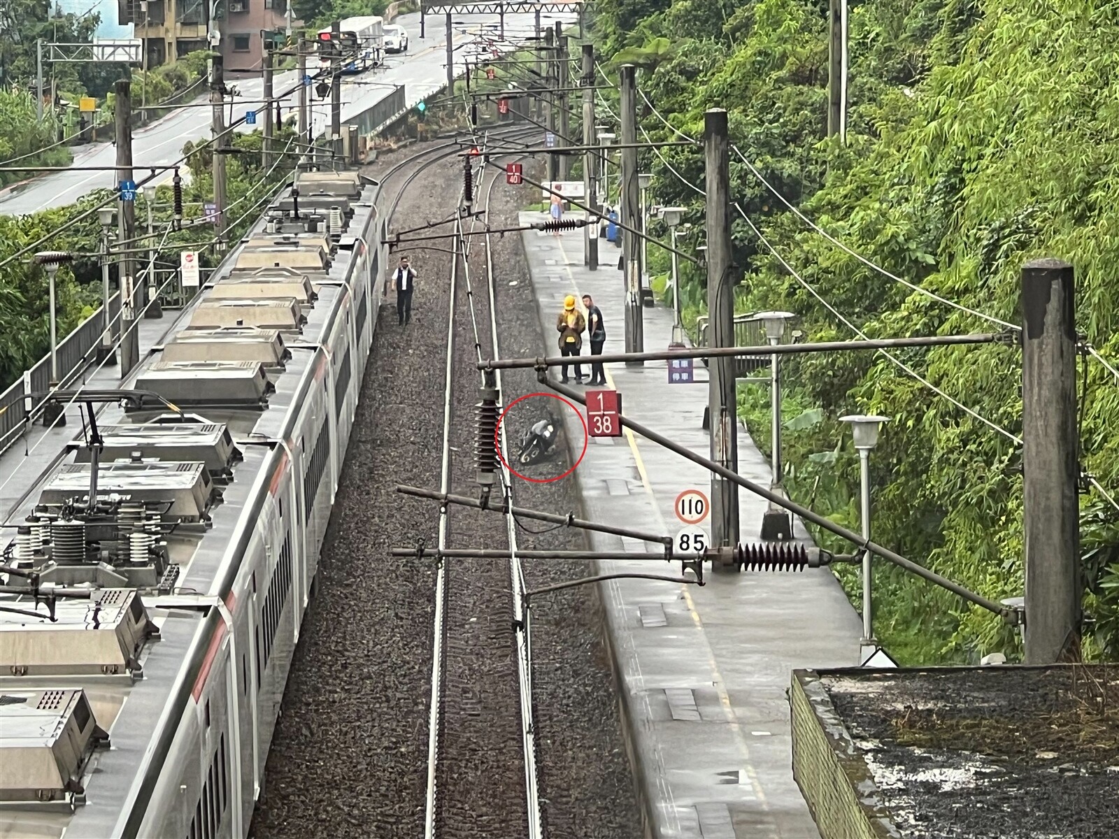 事故機車（紅圈處）事後已移至軌道旁，雙向列車因此停駛約一小時。記者范凌嘉／攝影 