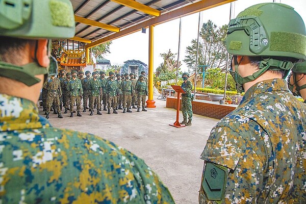 苗栗縣多家宮廟接獲後備指揮部函文,要求簽訂「彈藥預屯點支援協定書」。圖為國軍教召,在廟埕廣場辦編成典禮。(軍聞社)