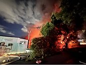染紅天際！五股鐵皮工廠大火「約500坪燃燒」　消防局出動75車205人