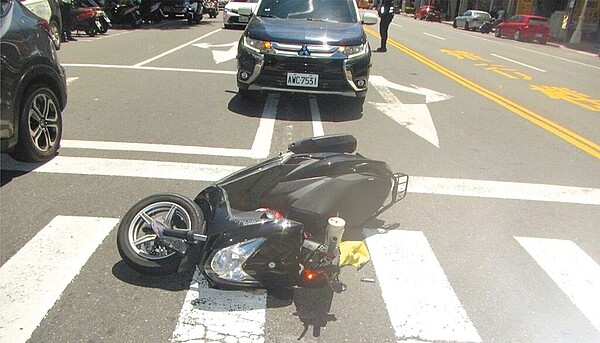 台灣當代藝術家石晉華6月28日騎乘機車在高雄發生車禍,送醫搶救不治。圖/翻攝照片