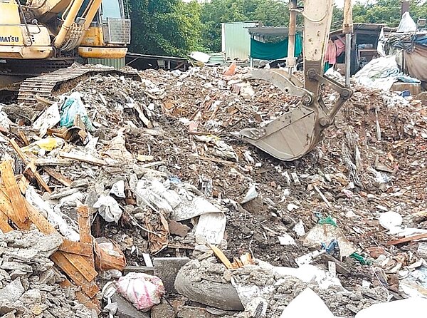 雲林縣政府成立「違法土方監督小組」,已查獲逾500件廢棄物回填案,縣環保局6月30日表示,將持續與司法人員合作,主動打擊不法。(雲林縣政府提供/張朝欣雲林傳真)