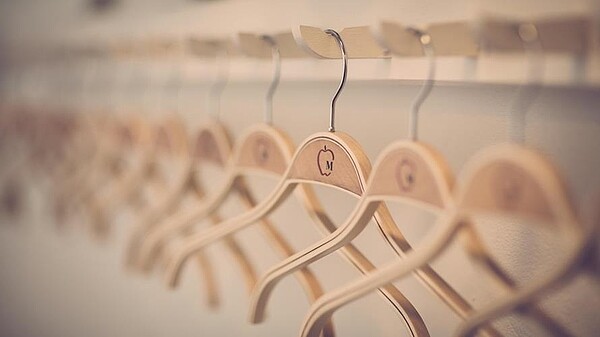 開放式衣櫃衣服一目了然。(示意圖/取自pexels)