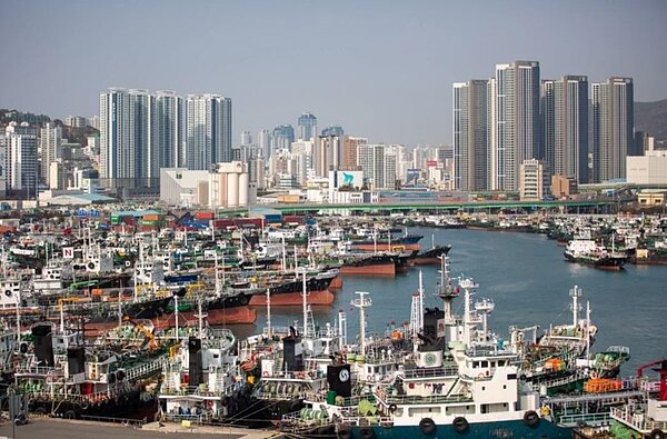 南韓第二大城釜山(如圖)由於出生率低下及人口老化,成為全南韓第一個進入滅絕階段的都市。圖/新華社