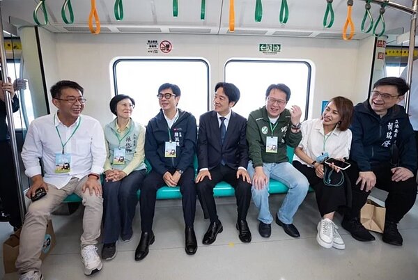 賴清德總統(中)出席高雄捷運岡山車站試營運啟航儀式,與高雄市長陳其邁(左三)及多位民進黨立委搶先體驗。圖/總統府提供