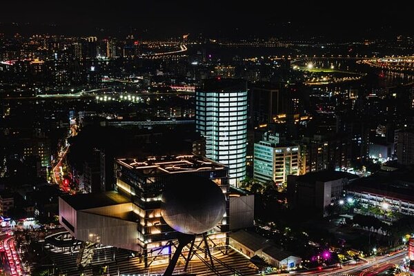 CAAM 承德 168 是一棟樓高 20 層的頂級綠建築 A 級辦公大樓,座落於劍潭捷運站旁, 位於台北表演藝術中心對面。振業化工集團成立已有70年歷史,近年積極發展 ESG 不動產綠建築領域。振業化工/提供