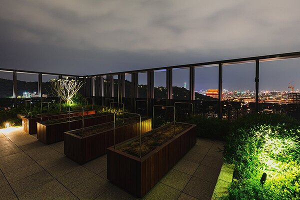 廣闊的頂樓花園將台北市景盡收眼底,採取節能、節水、環保技術等關鍵策略來確保建築的永續性,以最高標準打造健康永續的工作環境。振業化工/提供