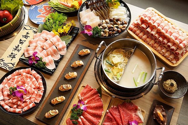 涮樂和牛針對符合條件者,可升級「炙燒焦糖鮭魚握吃到飽」。圖/馬辣提供