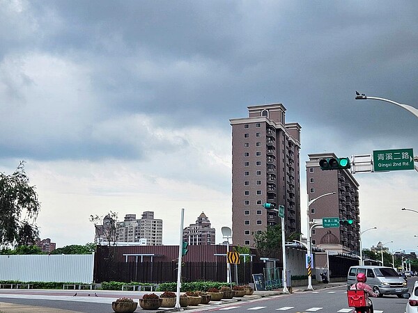 姜柏園店長表示，小檜溪重劃區這幾年不僅知名建商積極推案，買氣確實不錯，因而帶動價格上來。圖／好房網News記者林和謙／攝