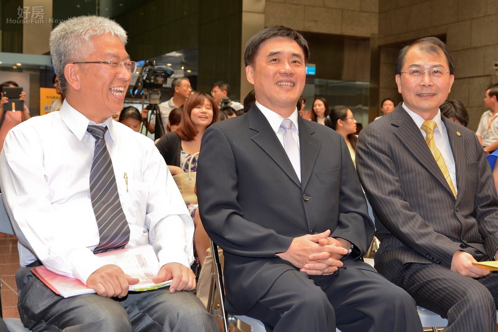 台北市政府與永慶房仲集團,於台北市政府沈葆楨廳,聯合舉辦十大免費住宅租貸平台記者會,圖左至右,台北市副市長張金鶚、台北市長郝龍斌、永慶房產集團總經理廖本勝。(好房News記者 陳韋帆攝影)