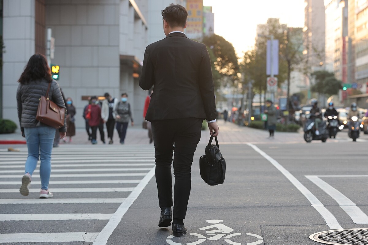 臺灣證券交易所1日公布2023年上市公司非擔任主管職務之全時員工薪資,共六家公司平均薪資超過300萬元,當中由聯發科(2454)以375.4萬元奪冠。圖/本報資料照