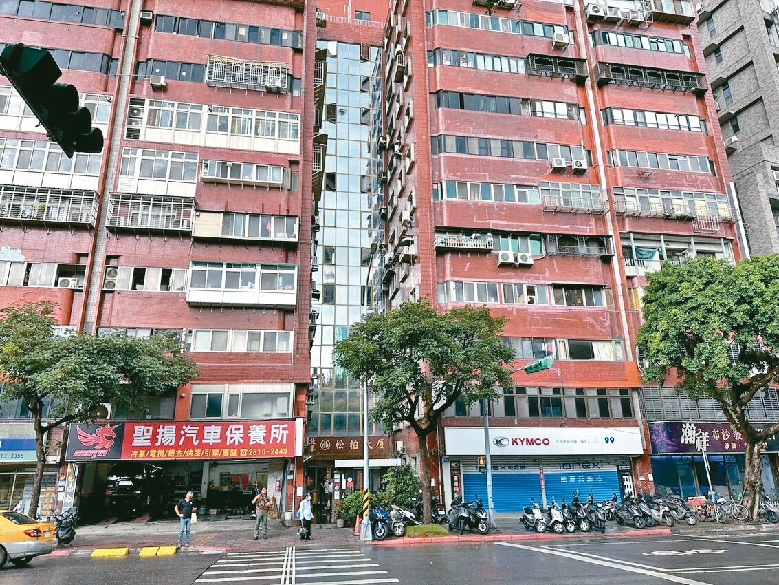 士林松柏大廈公辦都更案昨簽約，將改建為地上25層、地下5層建案，全案預計2029年完工。記者洪子凱／攝影 