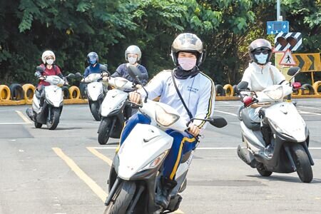 交通部昨公布今年1至4月道路交通事故造成982人死亡,探究死亡數據,有590人、占60.1%是跟機車族有關。(本報資料照片)