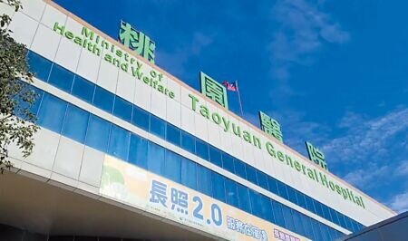 衛福部桃園醫院1日清晨因電力突然降壓,導致全院掛號、領藥系統大當機,得人工叫號,連精密的醫療器材也受波及。(蔡依珍攝)